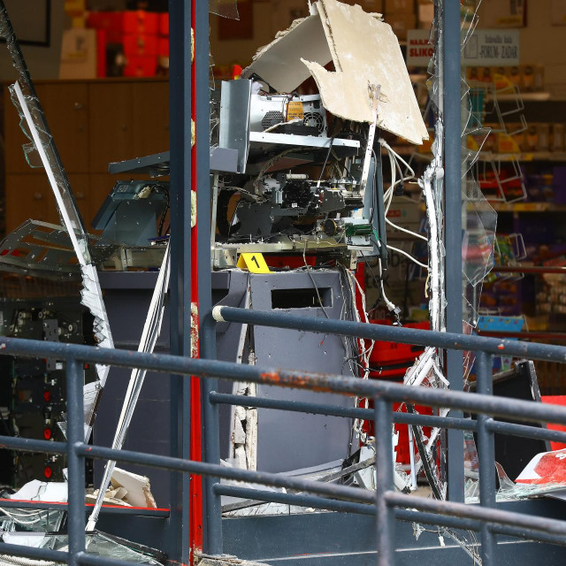 &lt;p&gt;Policijski očevid u Pičmanovoj bb gdje je 30. svibnja eksplozijom raznesen bankomat&lt;/p&gt;