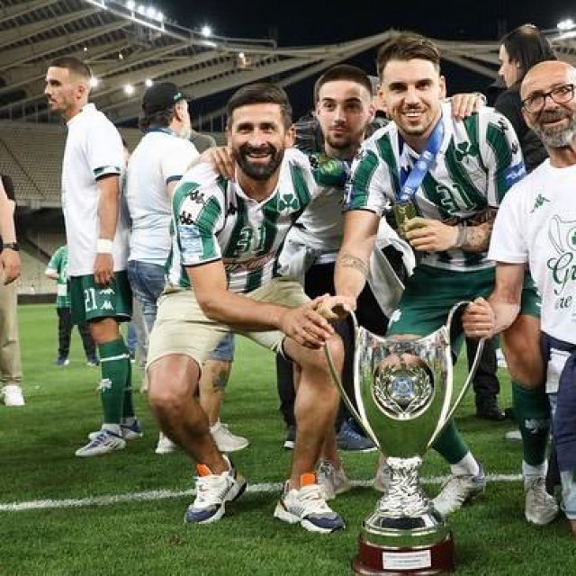 &lt;p&gt;Ante, Lovro, Zvonimir i Milan Šarlija s trofejom Grčkog kupa&lt;/p&gt;