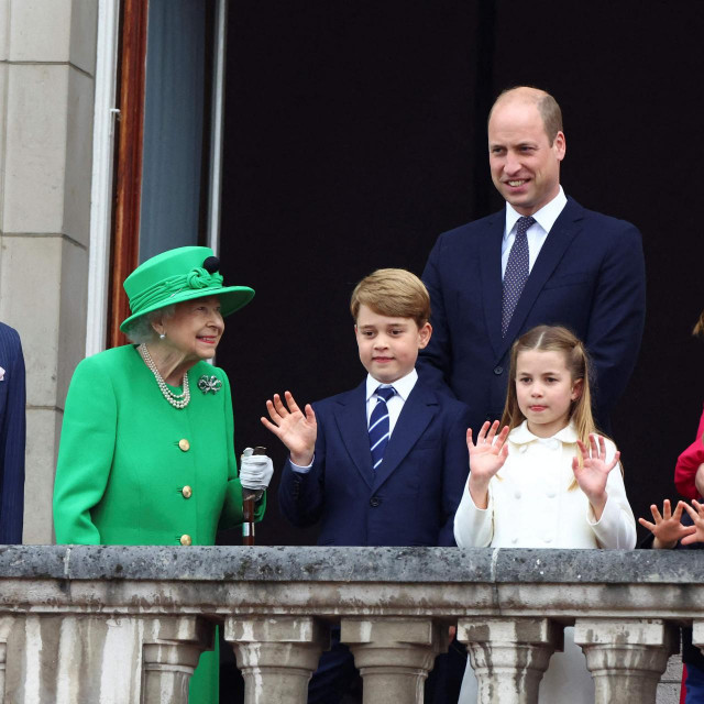 &lt;p&gt;Kraljica na balkonu Buckinghamske palače&lt;/p&gt;