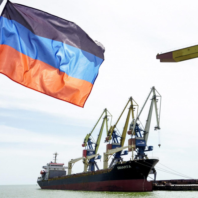 &lt;p&gt;Zastava samoproglašene Donjecke Narodne Republike kraj broda u luci u okupiranom Mariupolju&lt;/p&gt;