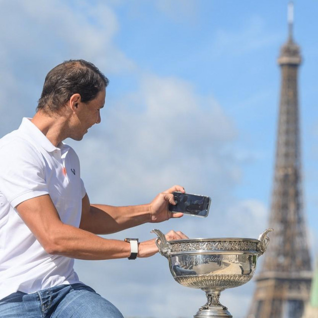&lt;p&gt;Lako je moguće da se Nadal u ponedjeljak posljednji put fotografirao s Kupom mušketira ispred Eiffelova tornja&lt;/p&gt;