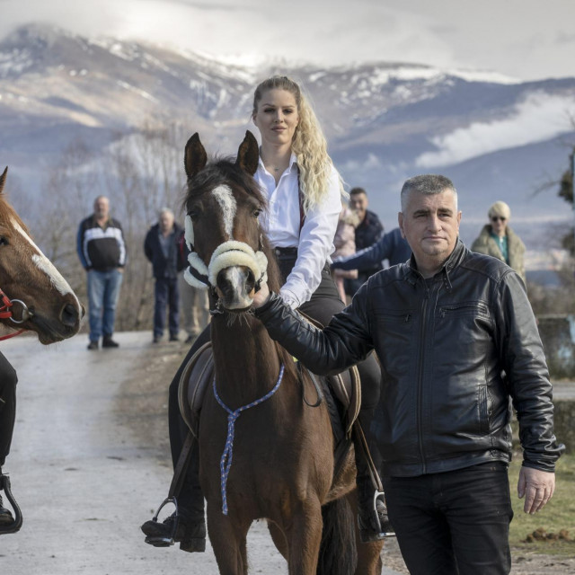 &lt;p&gt;Miro Bulj sa sudionicima povorke Prvo pokladno jahanje na konjima u Brnazama&lt;/p&gt;