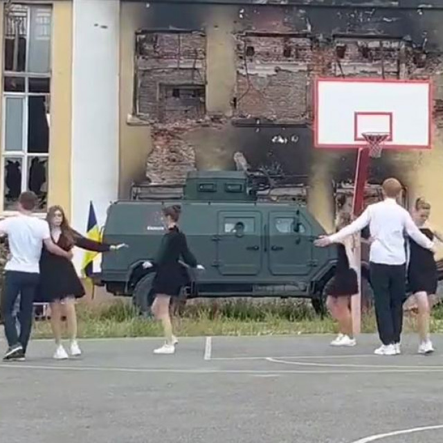 &lt;p&gt;Na snimci se može vidjeti da su na obilježavanje kraja školske godine došli i ukrajinski vojnici, a njihovo je vozilo parkirano odmah do koša&lt;/p&gt;