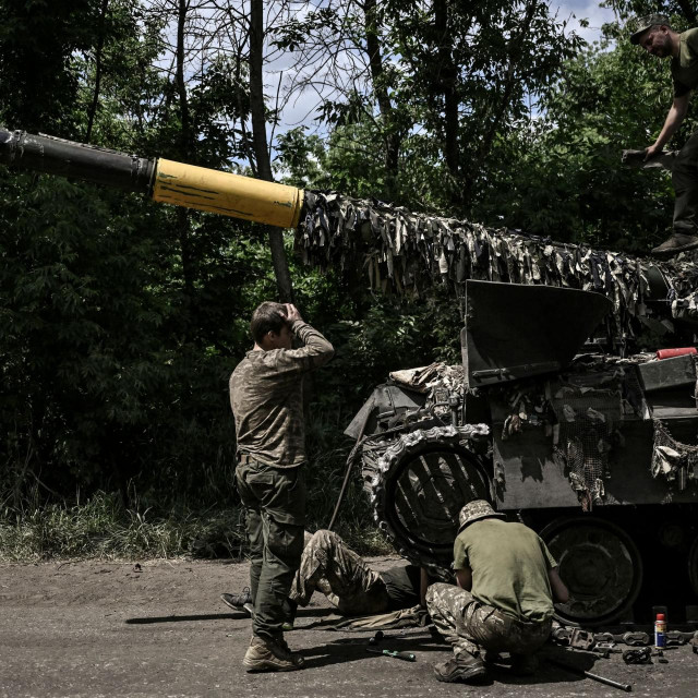 &lt;p&gt;Ukrajinski vojnici popravljaju tenk&lt;/p&gt;