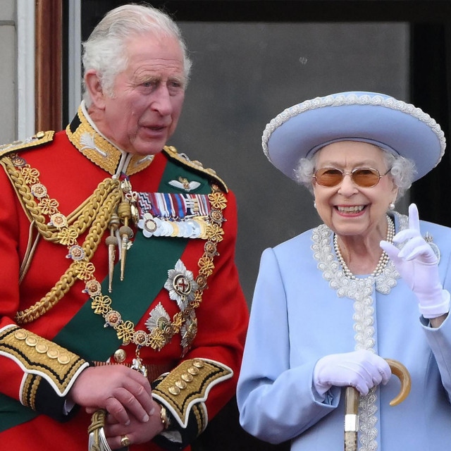 &lt;p&gt;Kraljica Elizabeta II. i princ Charles&lt;/p&gt;