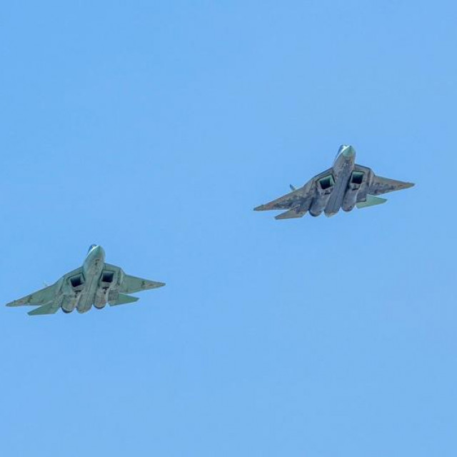 &lt;p&gt;Ruski borbeni avioni pete generacije Suhoj Su-57 u letu (arhivska fotografija)&lt;/p&gt;