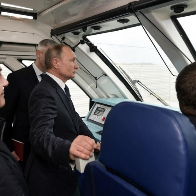 &lt;p&gt;Vladimir Putin u vlaku koji povezuje Rusiju s Krimom, ilustracija&lt;/p&gt;
