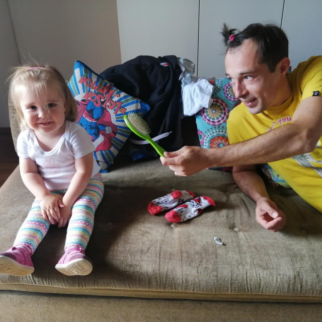 Tata Ivan u igri frizera s kćeri Mašom