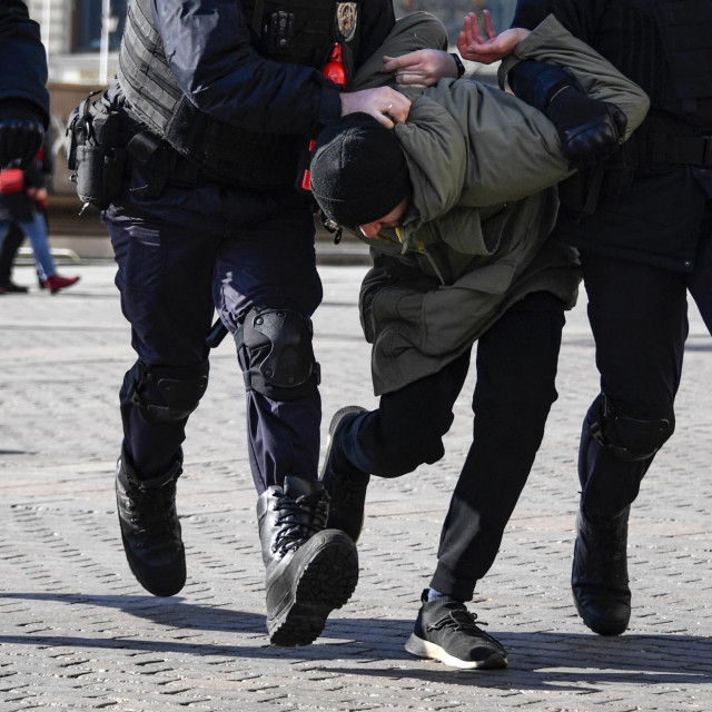 Ruska policija hapsi prosvjednika protiv rata u Ukrajini u Moskvi