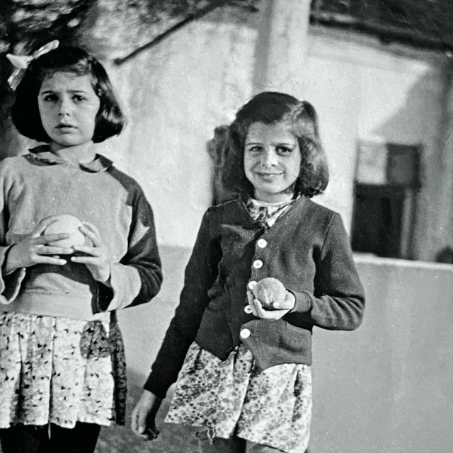 &lt;p&gt;Renata Bauer i Inga Sasson u Novim dvorima u Klanjcu kod obitelji Bruckner koja ih je skrivala od progona 1943. – 1945.&lt;/p&gt;