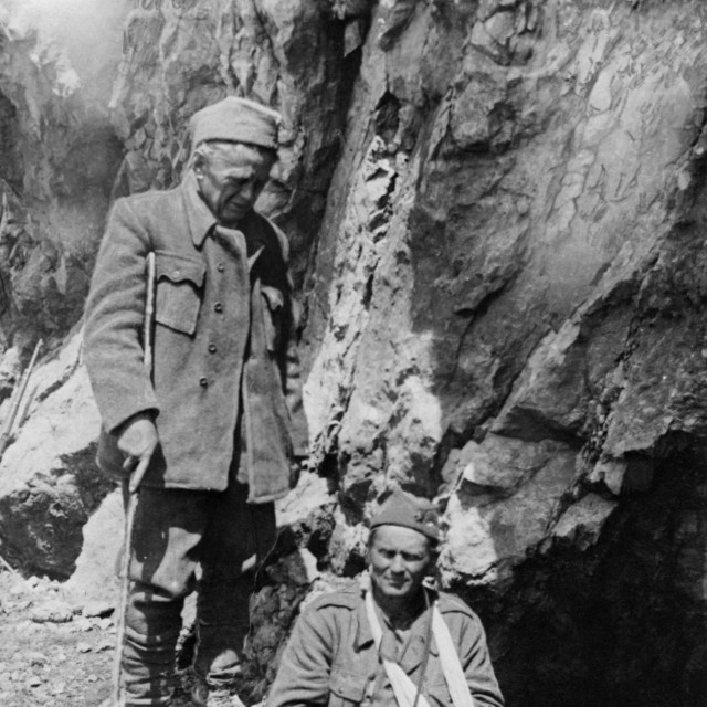 &lt;p&gt;Ranjeni Josip Broz Tito (desno) i Ivan Ribar tijekom bitke na Sutjesci, u jugoistočnoj Bosni.&lt;/p&gt;