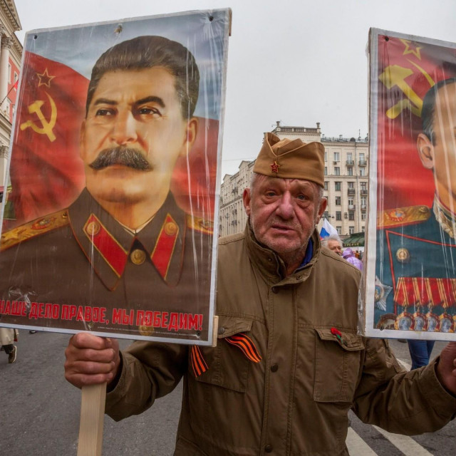 &lt;p&gt;Muškarac u Moskvi s posterima Staljina i Berije&lt;/p&gt;