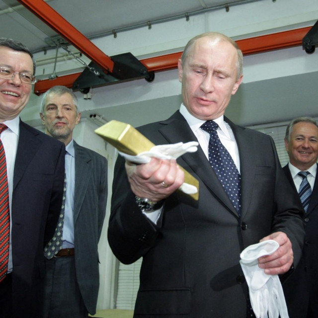 &lt;p&gt;Vladimir Putin drži zlatnu polugu tijekom posjeta Središnjoj banci Rusije/Ahivska fotografija&lt;/p&gt;