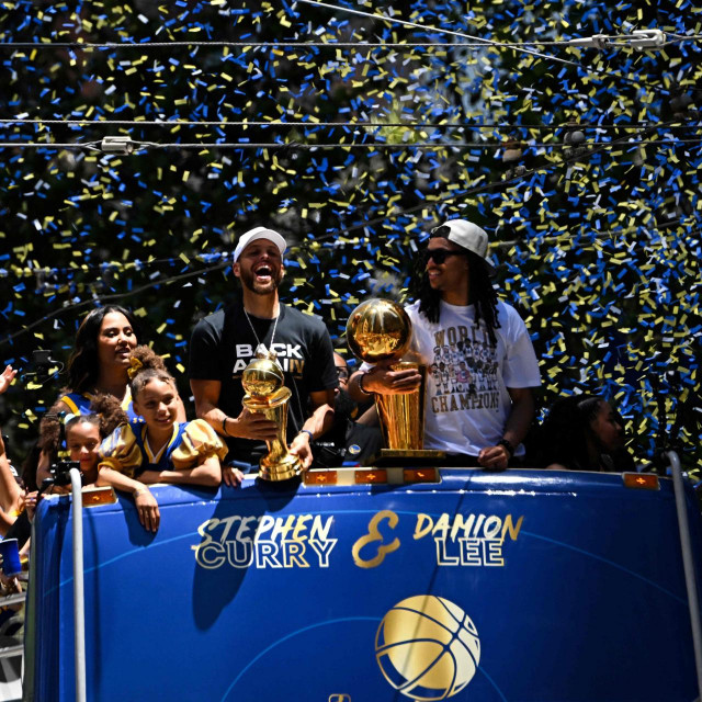 &lt;p&gt;TOPSHOT - US basketball player Stephen Curry (L) holds the MVP trophy alongside teammate Damion Lee (R) as they celebrate from a double decker bus during the Golden State Warriors NBA Championship victory parade along Market Street in San Francisco, California on June 20, 2022. (Photo by Patrick T. FALLON/AFP)&lt;/p&gt;