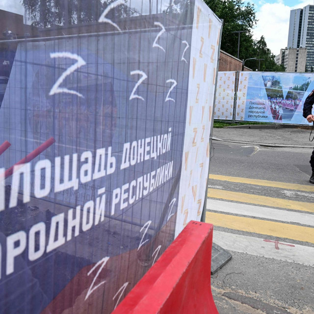 &lt;p&gt;Reklamni pano ispred američkog veleposlanstva u Moskvi&lt;/p&gt;