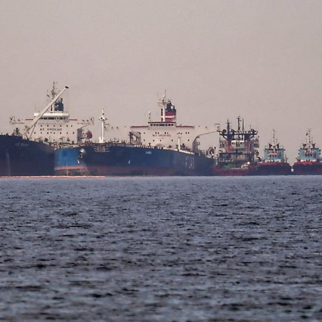&lt;p&gt;Tanker Ice Energy koji plovi pod liberijskom zastavom pokraj ruskog tankera Lana. Tankeri se nalaze pokraj grčkog otoka Eubeja&lt;br /&gt;
 &lt;/p&gt;