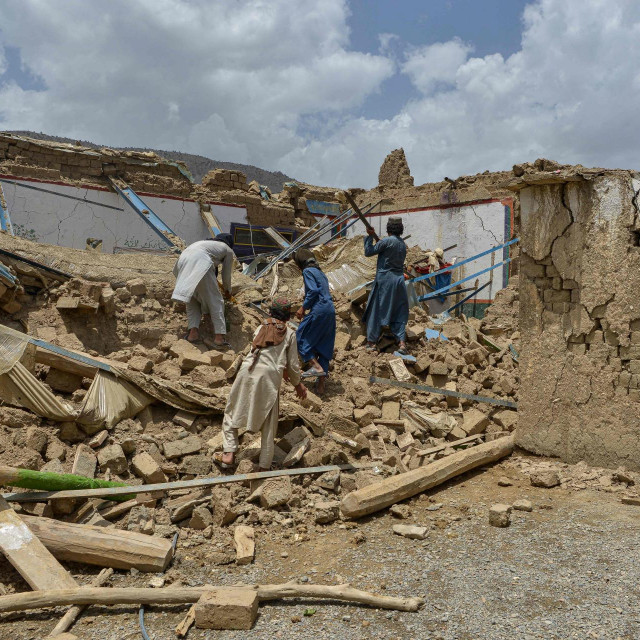 &lt;p&gt;Afganistanci iz okruga Bernal u provinciji Paktika traže svoju imovinu u ruševinama kuće koja je oštećena u potresu&lt;/p&gt;