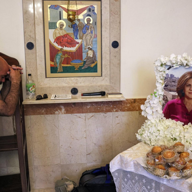 &lt;p&gt;Čovjek se moli na 40. dan žalosti ubojstva novinarke Al Jazeere  Shireen Abu Akleh&lt;/p&gt;
