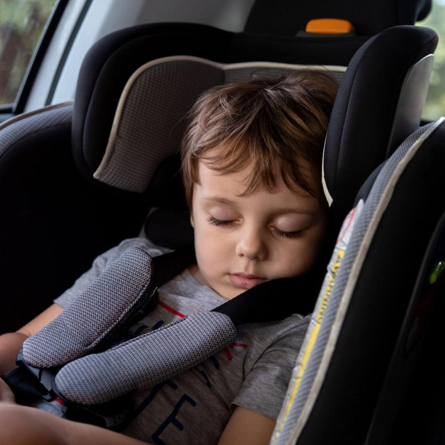 &lt;p&gt;Dijete spava u automobilu&lt;/p&gt;