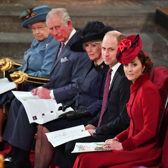 &lt;p&gt;Kraljica Elizabeta II., princ Charles, Camilla Parker Bowles, princ William i Kate Middleton&lt;/p&gt;