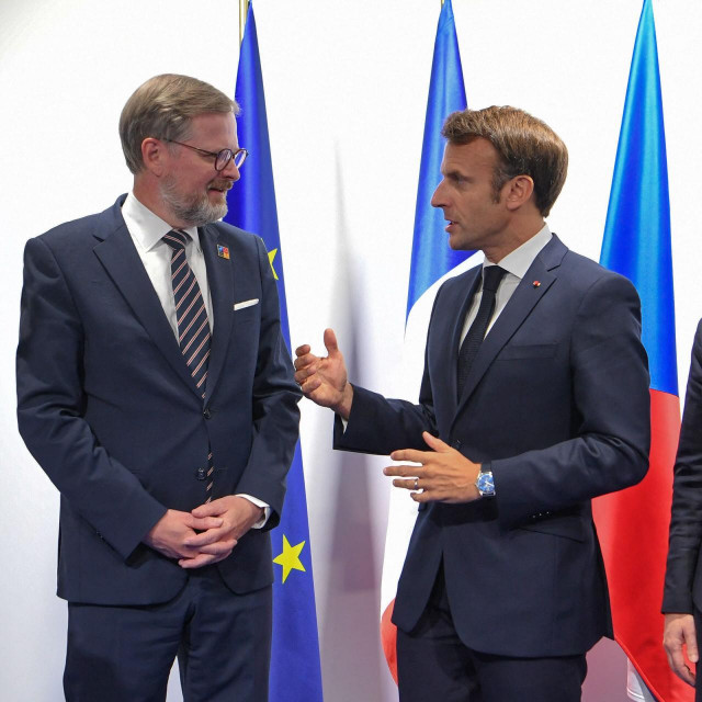 &lt;p&gt;Predsjednik Francuske Emmanuel Macron razgovara s češkim premijerom Petrom Fialom. Lijevo od Macrona je švedska premijerka Magdalena Andersson&lt;/p&gt;