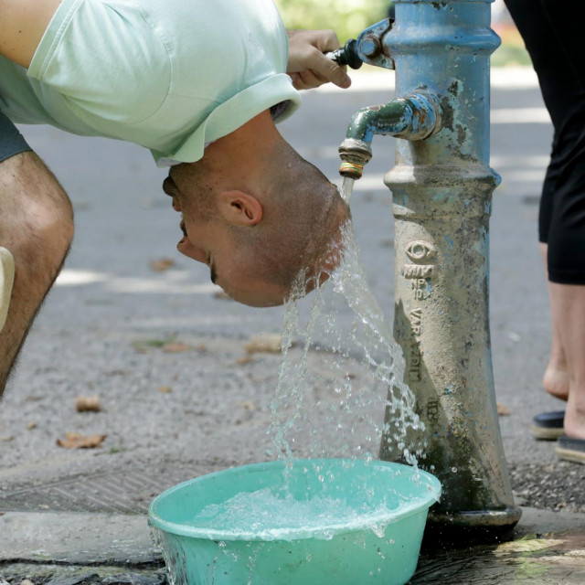 &lt;p&gt;Zagreb, građani i turisti traže osvježenje na pumpi za vodu&lt;/p&gt;