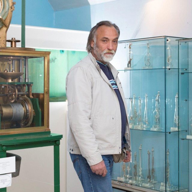 &lt;p&gt;Damir Višić u Hrvatskom pomorskom muzeju Split gdje su njegovi gropovi stalno izloženi (arhiva)&lt;/p&gt;