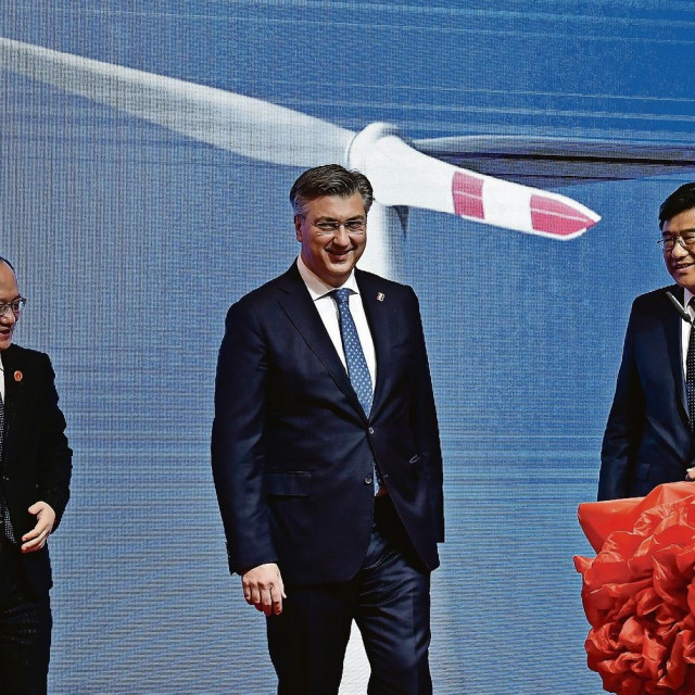 &lt;p&gt;Premijer Andrej Plenković, na fotografiji s kineskim investitorima, pustio je u pogon vjetroelektrane Senj&lt;/p&gt;