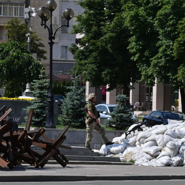 &lt;p&gt;Ukrajinski vojnik na barikadi u Kijevu&lt;/p&gt;