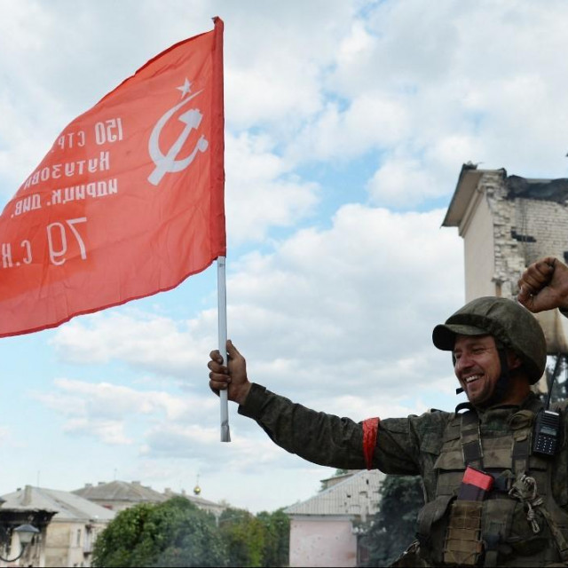 &lt;p&gt;Čečenski vojnik maše zastavom SSSR-a u Lisičansku&lt;/p&gt;