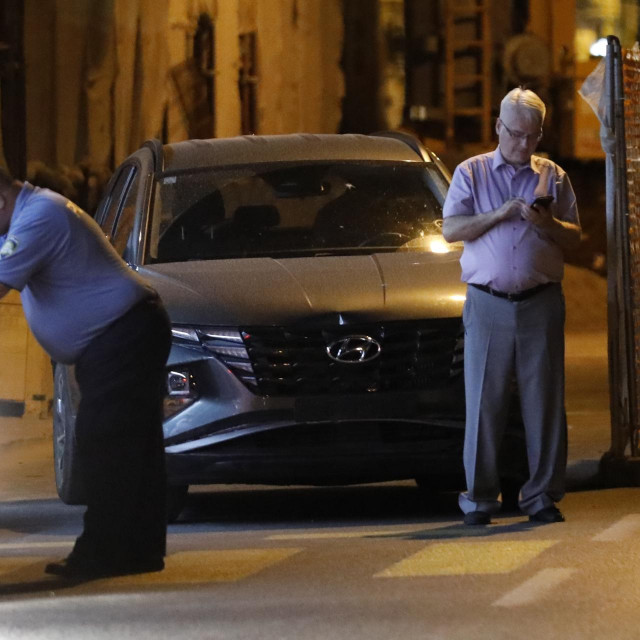 &lt;p&gt;Ivo Josipović se automobilom zabio u ogradu kafića. Policija je došla na mjesto nesreće.&lt;/p&gt;