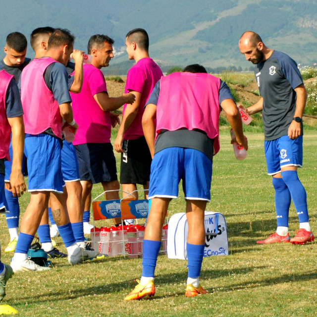 Trener Mario Kovačević s nogometašima Varaždina na Kupresu