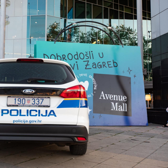 &lt;p&gt;Policijsko vozilo ispred Avenue Malla&lt;/p&gt;