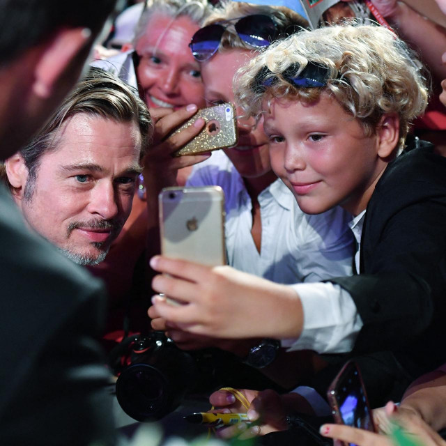 &lt;p&gt;Brad Pitt s fanovima u Veneciji 2019. godine&lt;/p&gt;