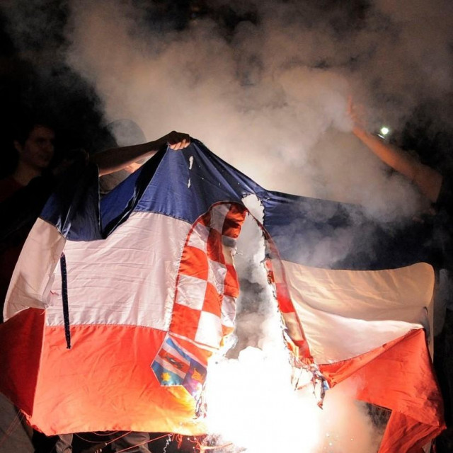 &lt;p&gt;Zapaljena hrvatska zastava, ilustracija&lt;/p&gt;