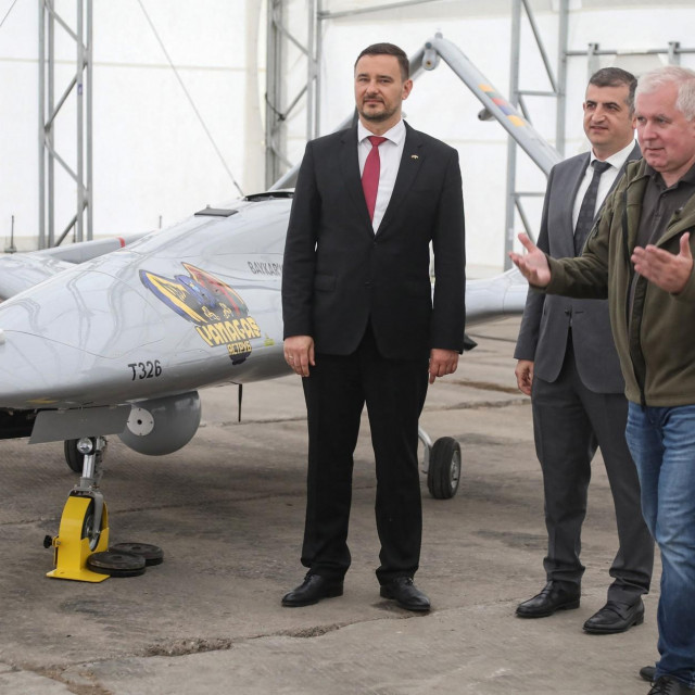 &lt;p&gt;Litavski ministar obrane Arvydas Anusauskas i dron koji šalju Ukrajini&lt;/p&gt;
