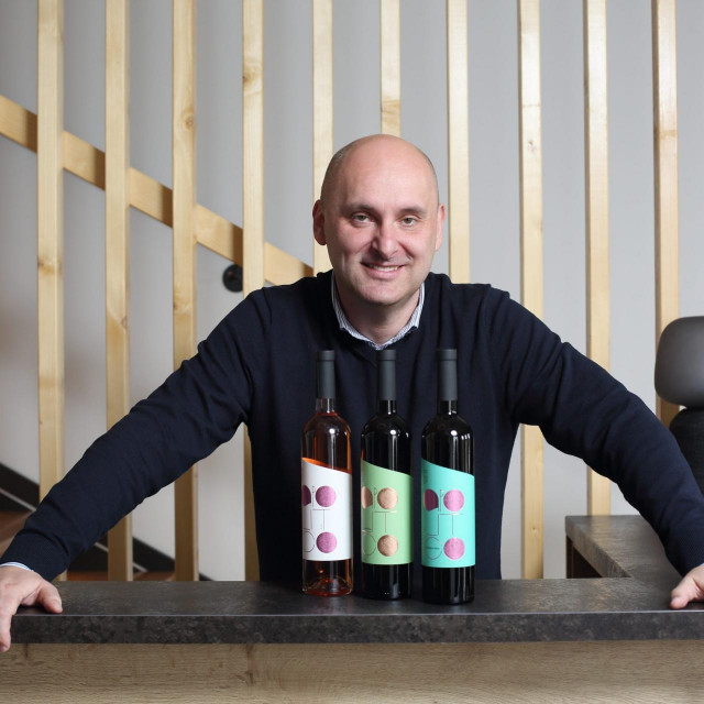 <p>Tomislav Tolušić u vinariji<br>
<br>
</p>