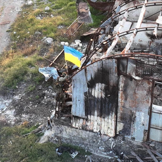 &lt;p&gt;Ukrajinci postavljaju zastavu na Zmijski otok&lt;/p&gt;