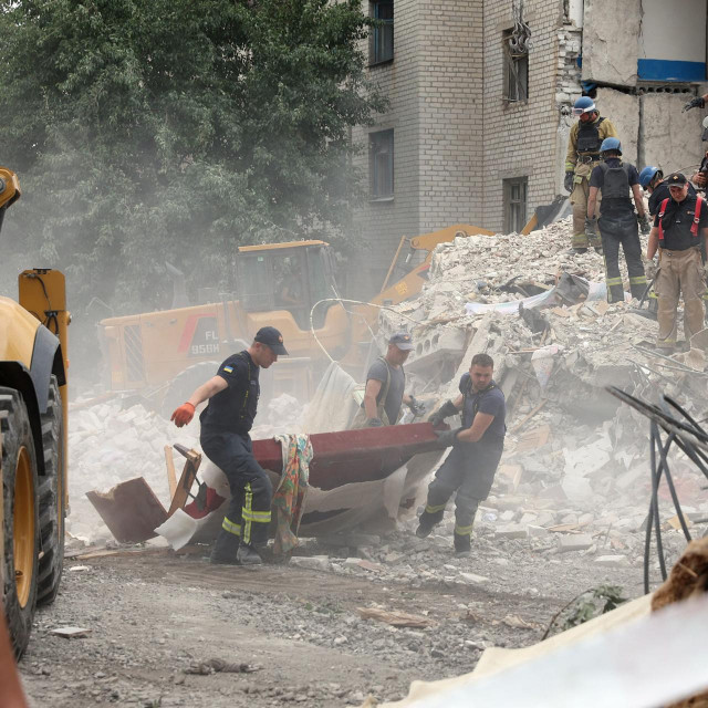 &lt;p&gt;Novinari koji su nakon raketiranja bili na mjestu događaja vidjeli su djelomično srušenu zgradu, spasioce i bager koji su raščišćavali teren&lt;/p&gt;