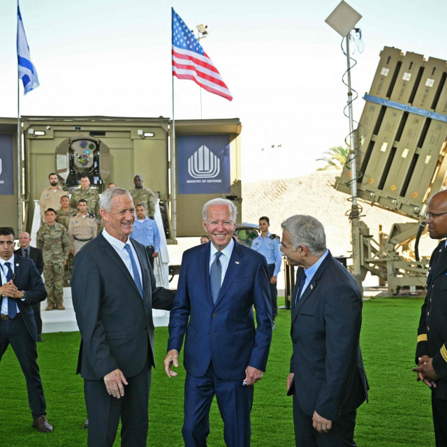 &lt;p&gt;Joe Biden ispred sustava protuzračne obrane Iron Beam i Iron Dome s izraelskim ministrom obrane Bennyjem Gantzom i premijerom Yairom Lapidom&lt;/p&gt;