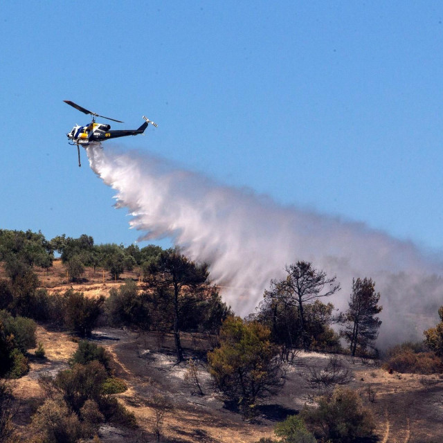 &lt;p&gt;Helikopter u Grčkoj gasi požar, ilustracija&lt;/p&gt;