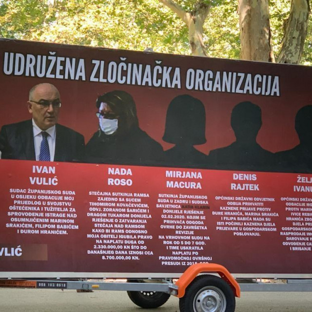 &lt;p&gt;Jumbo plakat s imenima suca i odvjetnika ispred Županijskog suda u Zagrebu&lt;/p&gt;