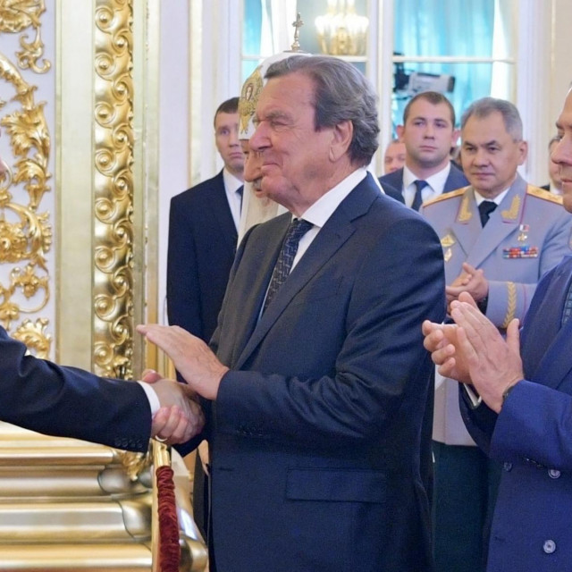 &lt;p&gt;Vladimir Putin, Gerhard Schroeder i Dmitri Medvedev&lt;/p&gt;