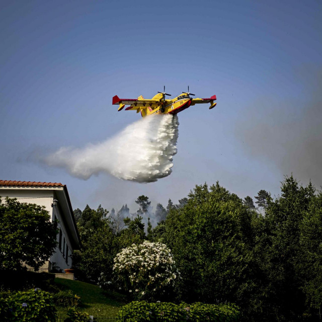 &lt;p&gt;Kanader gasi požar kod sela Eiriz na sjeveru Portugal&lt;/p&gt;