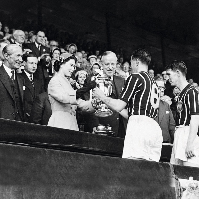 &lt;p&gt;&lt;br&gt;
Kraljica Elizabeta predaje na Wembleyju 1956. godine trofej kupa FA velškom kapetanu Royu Paulu nakon pobjede Manchester Cityja&lt;/p&gt;