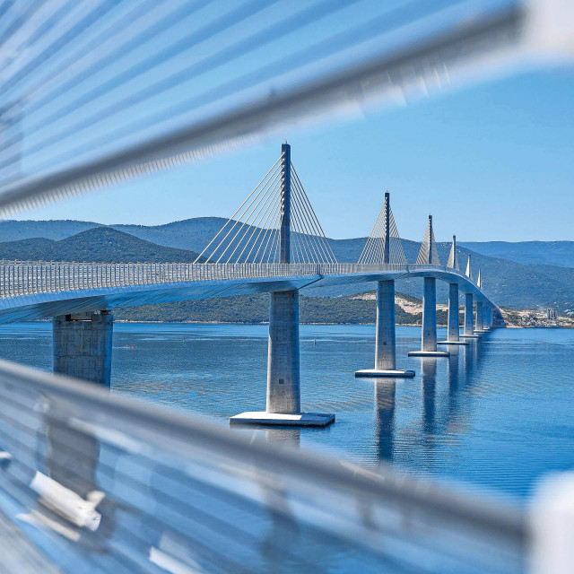 &lt;p&gt;Pelješki most svečano će biti pušten u promet 26. srpnja. Uz Autocestu Zagreb – Split to je najveći i najskuplji infrastrukturni projekt u tri desetljeća postojanja neovisne Hrvatske i jedan od najvrednijih što ga je sufinancirala Europska unija. Gradnja je koštala 418 milijuna eura, od čega je EU podmirila 85 posto troškova&lt;/p&gt;