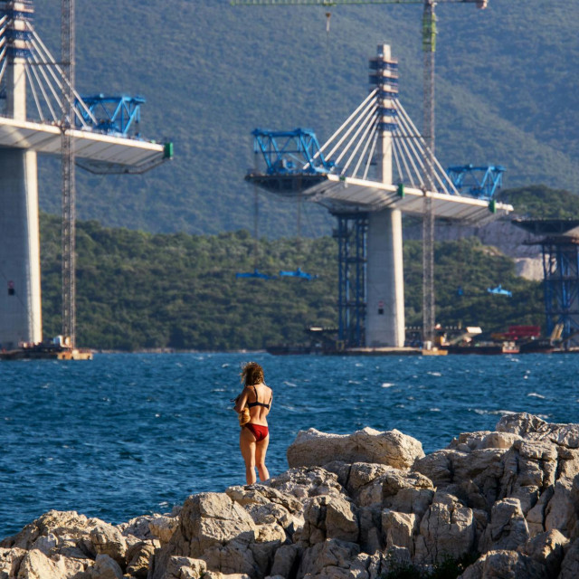 &lt;p&gt;Pogled s plaže na gradilište Pelješkog mosta u lipnju 2021.&lt;/p&gt;