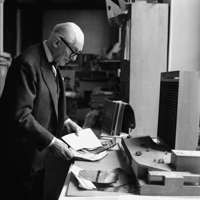 &lt;p&gt;Le Corbusier (eigentl. Charles-Edouard Jeanneret),&lt;br&gt;
franz.–schweiz. Architekt, Maler.&lt;br&gt;
La Chaux-de-Fonds 6.10.1887 – Cap-Martin 27.8.1965.&lt;br&gt;
&lt;br&gt;
Le Corbusier im Atelier.&lt;br&gt;
&lt;br&gt;
Foto, 1958.,Image: 277612683, License: Rights-managed, Restrictions: For editorial use only., Model Release: no, Credit line: -/akg-images/Profimedia&lt;/p&gt;