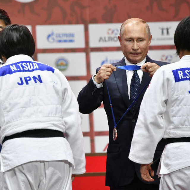 &lt;p&gt;Vladimir Putin i Shinzo Abe dodijeljuju medalje japanskim sportašicama&lt;/p&gt;