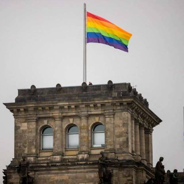 &lt;p&gt;Zastava duginih boja na Bundestagu&lt;/p&gt;